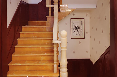 宁强中式别墅室内汉白玉石楼梯的定制安装装饰效果